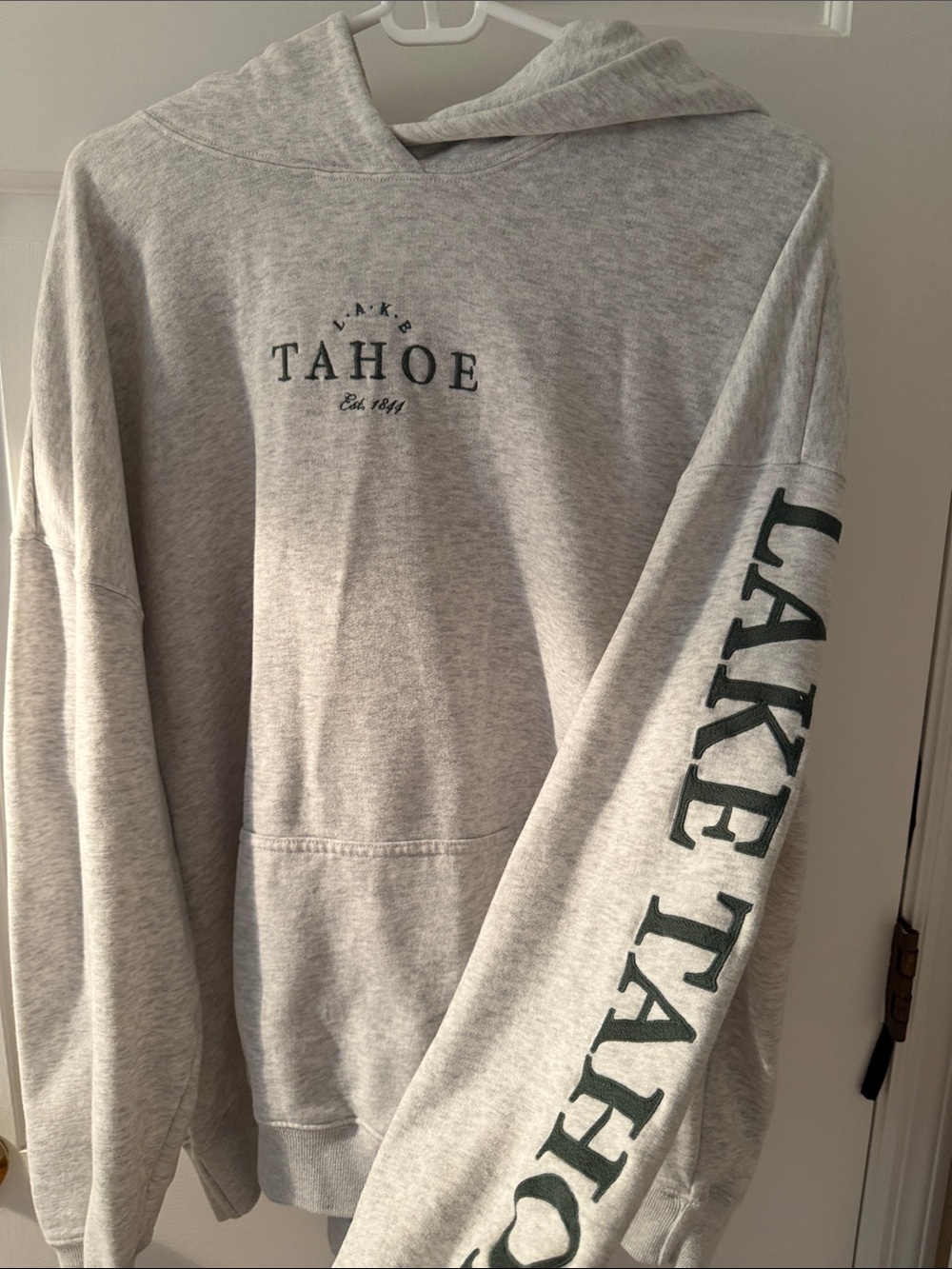 Hollister Men's Light Gray Crewneck Sweater with Dark Green Logo